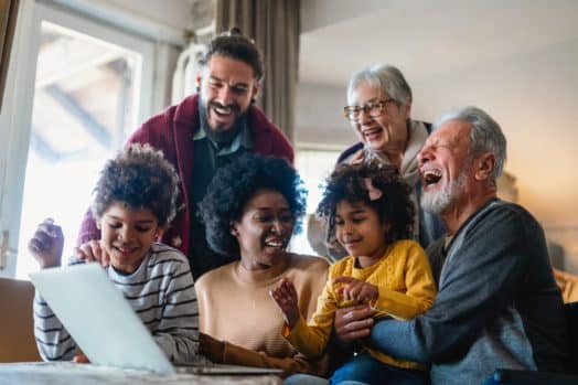 Cómo patrocinar a su familia para la inmigración canadiense