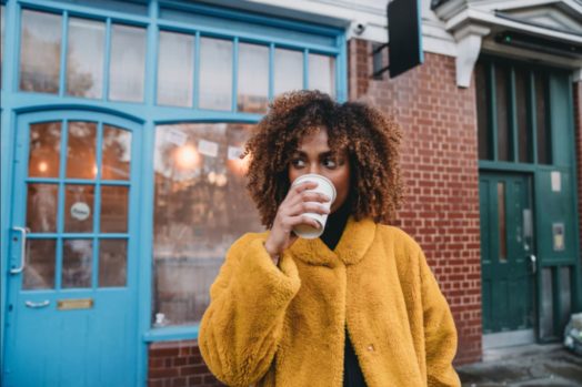 mujer bebiendo cafe