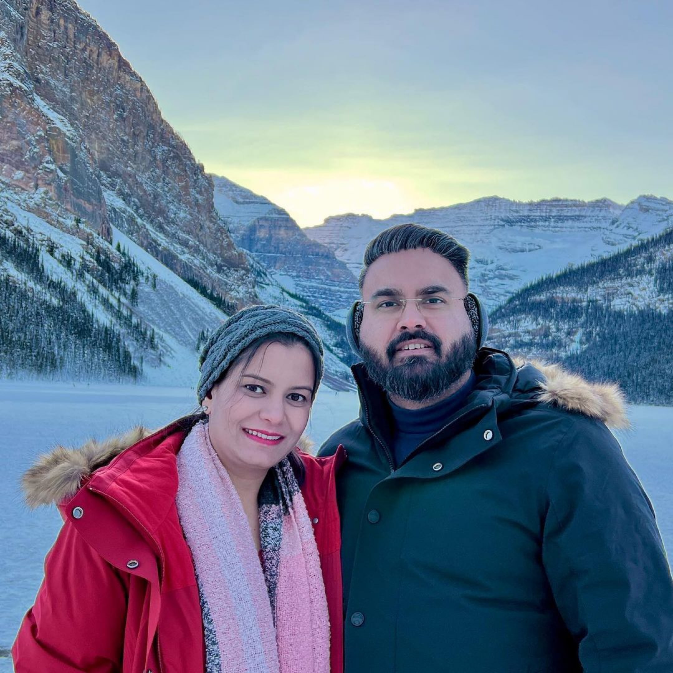 Harmeet y Manpreet en el salvaje norte de Canadá, disfrutando del invierno canadiense.