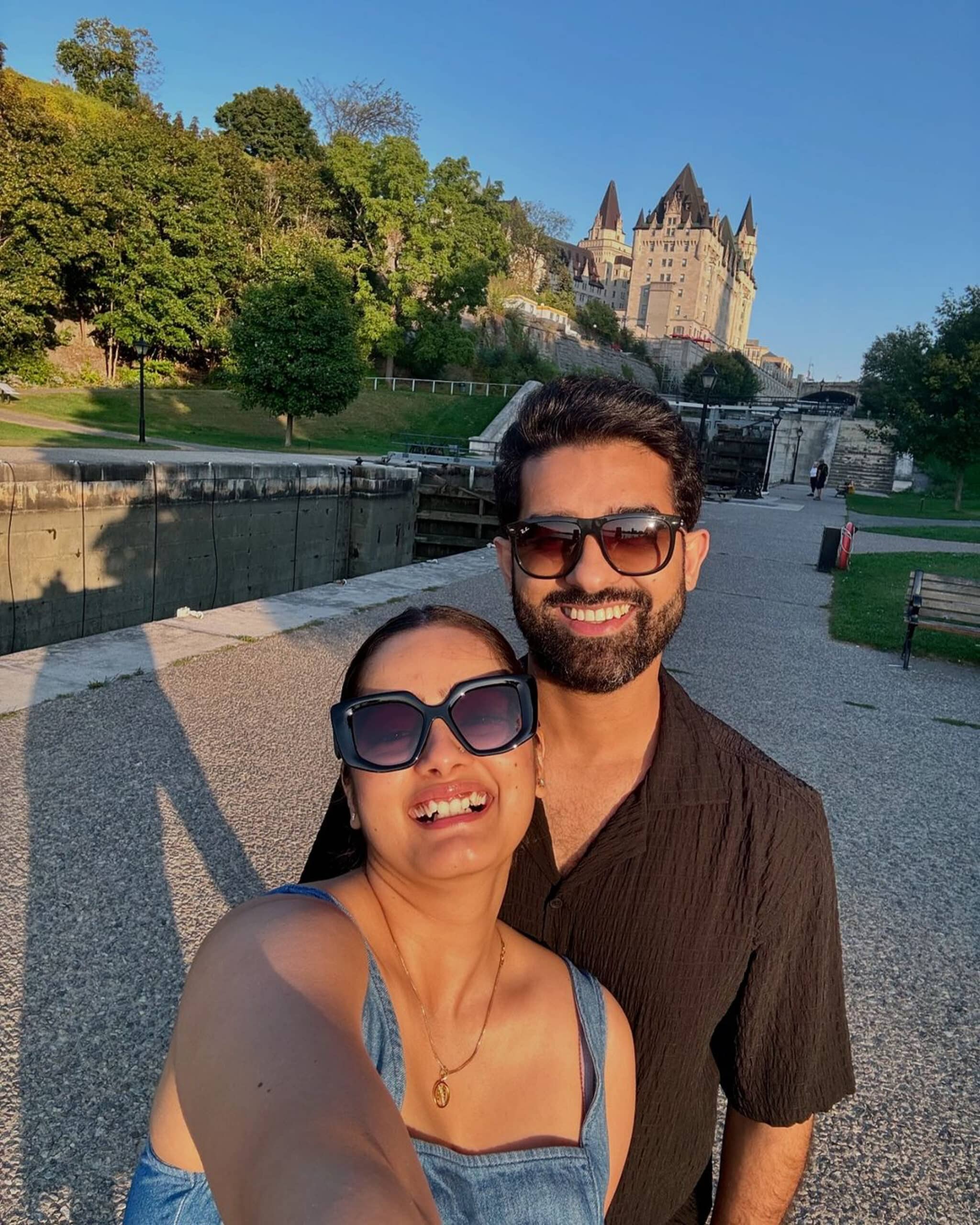 Nehal y Nikhil disfrutando del clima veraniego en Canadá