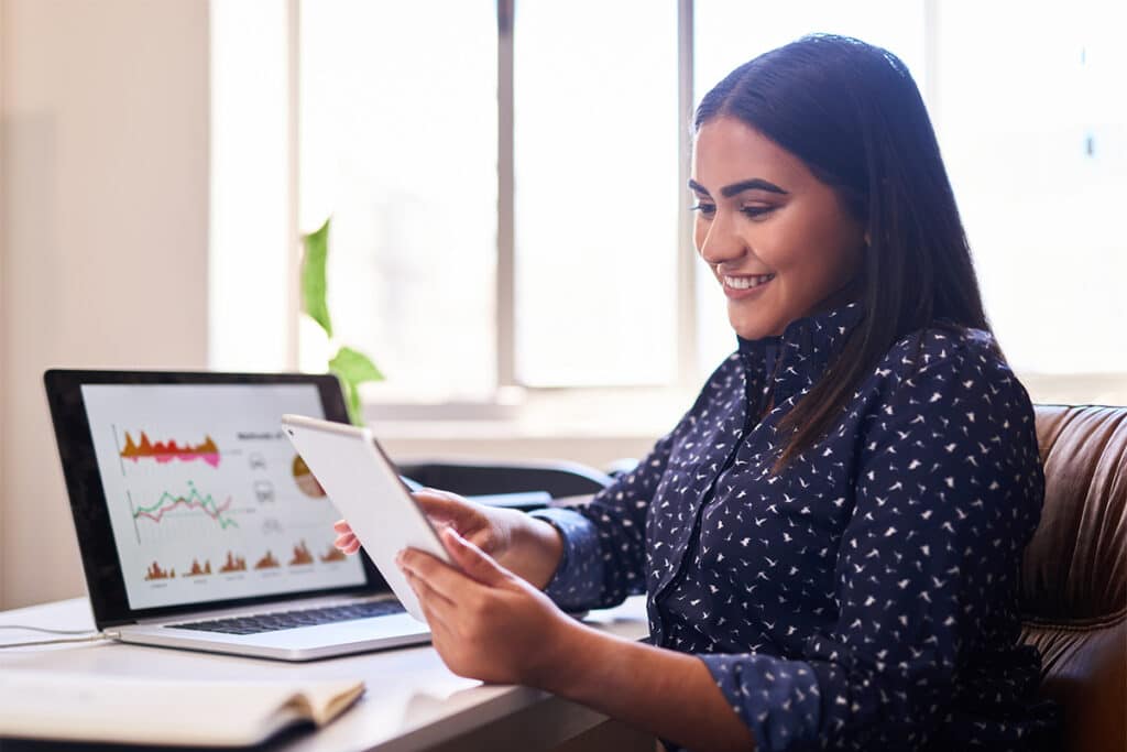 Mujer en la computadora portátil