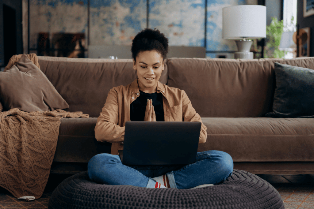 Mujer en la computadora portátil