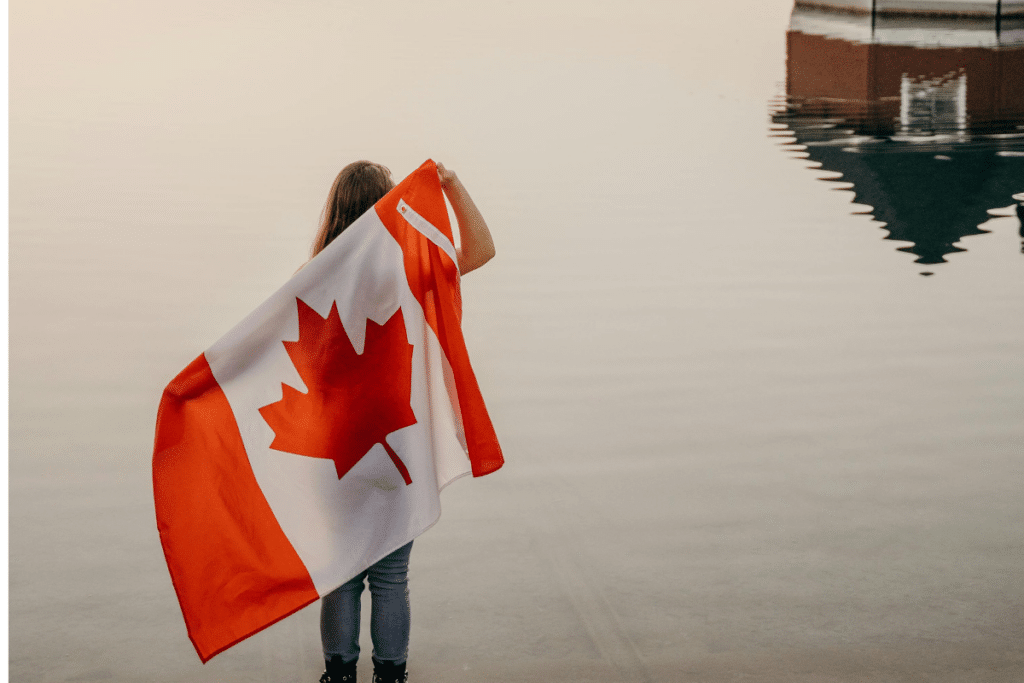 Mujer con bandera canadiense